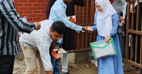 গফরগাঁওয়ে তাপদাহে বিপর্যস্ত এসএসসি পরীক্ষার্থীদের পাশে ছাত্রদল: বিশুদ্ধ পানি ও স্যালাইন বিতরণ