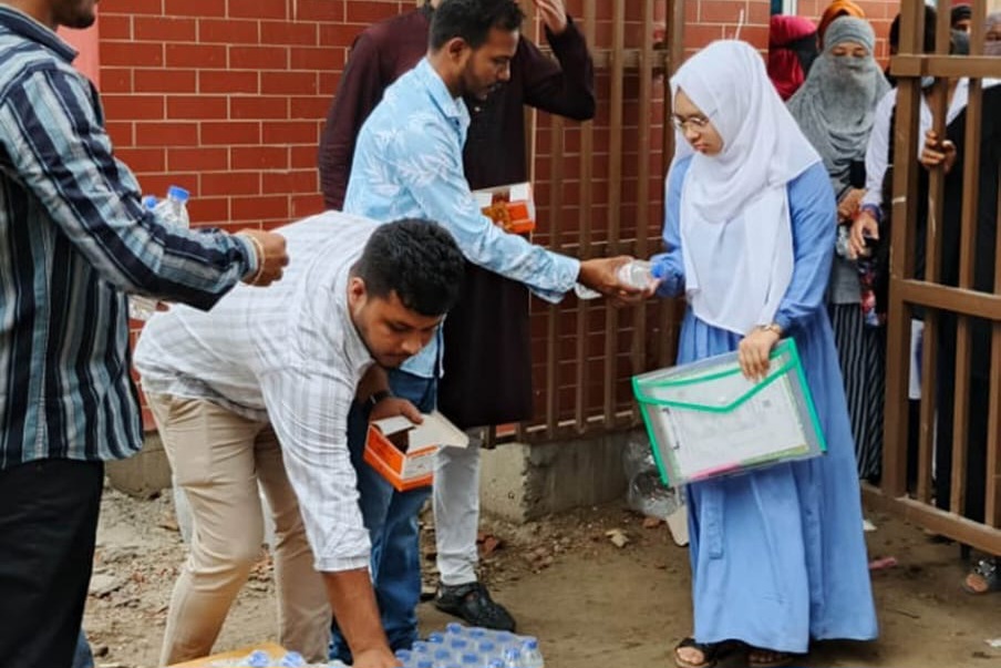 গফরগাঁওয়ে তাপদাহে বিপর্যস্ত এসএসসি পরীক্ষার্থীদের পাশে ছাত্রদল: বিশুদ্ধ পানি ও স্যালাইন বিতরণ