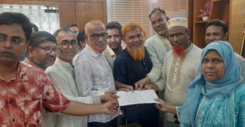 আখালিয়া নদীর তীরের গা ঘেঁসে চলাচলের রাস্তা নির্মাণের দাবীতে মানববন্ধন