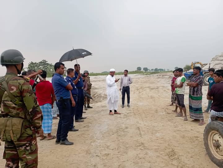 গফরগাঁওয়ে ব্রহ্মপুত্র নদের অবৈধ বালি বিক্রি: মোবাইল কোর্টে ৩ মাসের কারাদণ্ড ও ৫০ হাজার টাকা জরিমানা