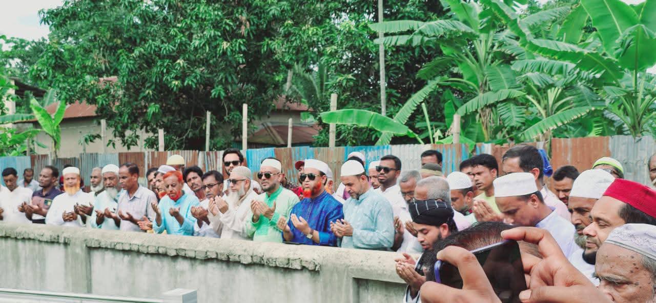 গফরগাঁওয়ের আওলাজুরে বীর মুক্তিযোদ্ধাদের গণকবরে আলমগীর মাহমুদ আলমের জিয়ারত