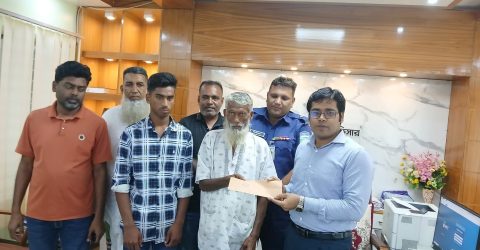 গফরগাঁওয়ে দুর্ঘটনায় নিহত শিক্ষার্থীর পরিবারকে আর্থিক সহায়তা প্রদান