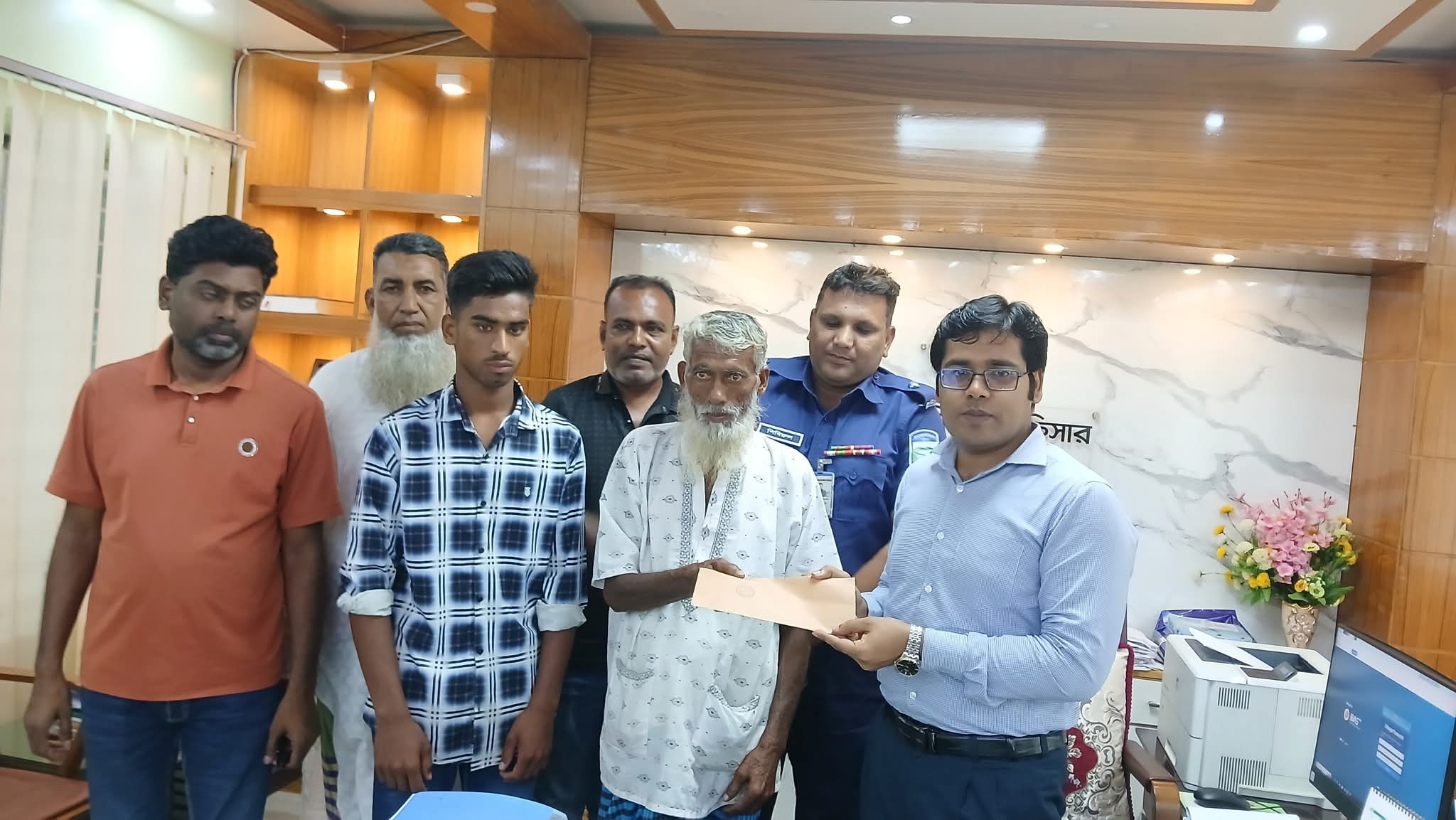 গফরগাঁওয়ে দুর্ঘটনায় নিহত শিক্ষার্থীর পরিবারকে আর্থিক সহায়তা প্রদান