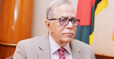 হত্যা মামলার পর সাবেক রাষ্ট্রপতির দেশত্যাগে তোলপাড়—দায়িত্বে অবহেলায় বরখাস্ত ৩ পুলিশ কর্মকর্তা 