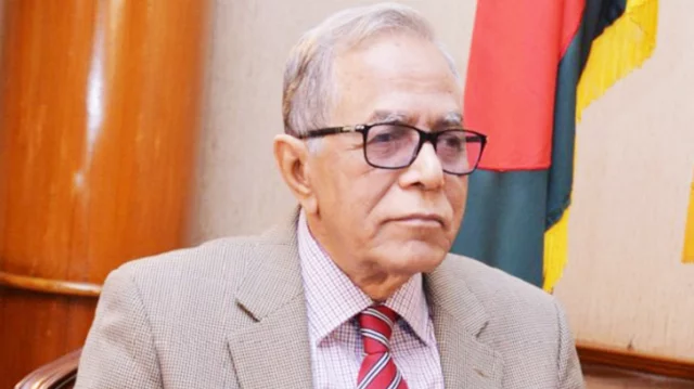 হত্যা মামলার পর সাবেক রাষ্ট্রপতির দেশত্যাগে তোলপাড়—দায়িত্বে অবহেলায় বরখাস্ত ৩ পুলিশ কর্মকর্তা
