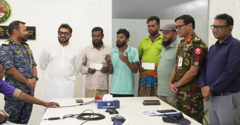 অভিযানে ক্ষতিগ্রস্ত ৩ জন রিকশাচালককে অনুদান প্রদান, দেয়া হবে চাকরি।