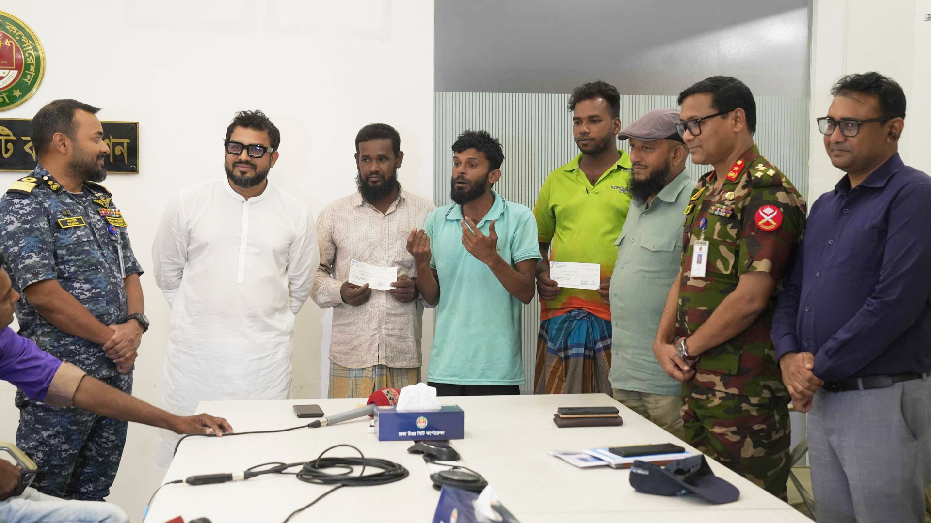 অভিযানে ক্ষতিগ্রস্ত ৩ জন রিকশাচালককে অনুদান প্রদান, দেয়া হবে চাকরি।