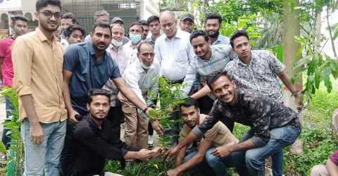বরিশালে সৈয়দ হাতেম আলী কলেজে ছাত্র দলের উদ্যোগে বৃক্ষ রোপন 