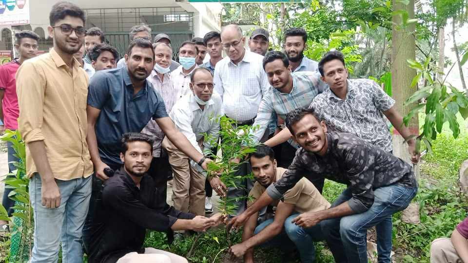 বরিশালে সৈয়দ হাতেম আলী কলেজে ছাত্র দলের উদ্যোগে বৃক্ষ রোপন