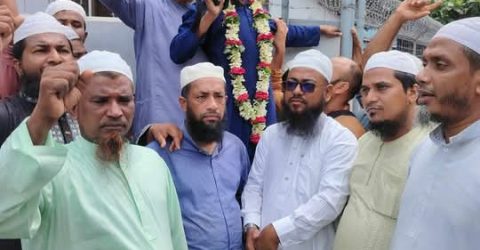 থানা ঘেরাও করে ইসলামী আন্দোলন এর নেতাকে মুক্ত করলো কর্মীরা