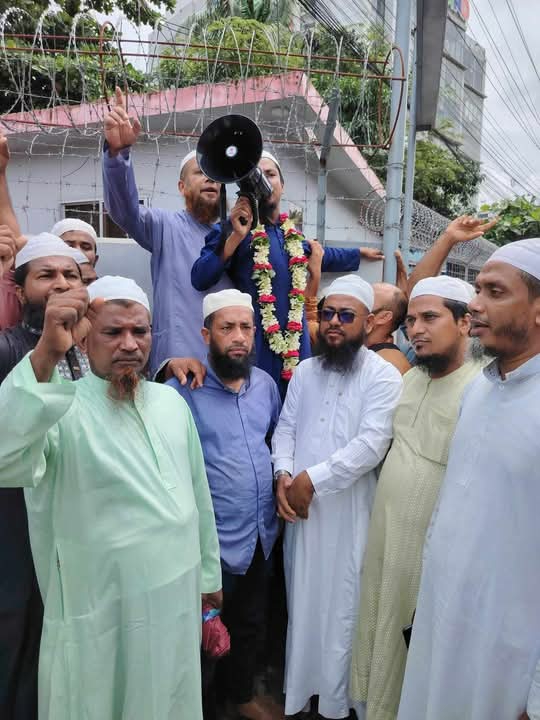 থানা ঘেরাও করে ইসলামী আন্দোলন এর নেতাকে মুক্ত করলো কর্মীরা
