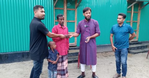 কলামিস্ট এস এম মিজানুর রহমান মামুনের প্রচেষ্টায় অসহায় খোকন পেল নতুন ঘর