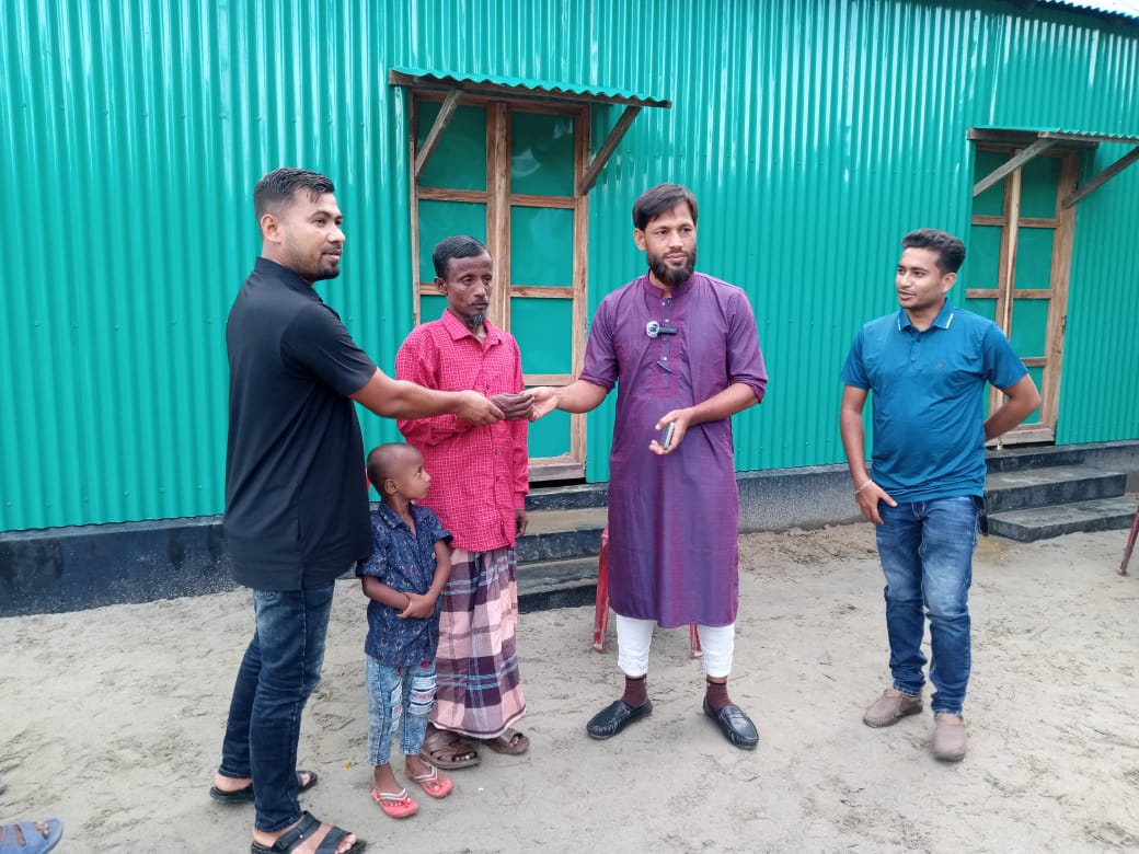 কলামিস্ট এস এম মিজানুর রহমান মামুনের প্রচেষ্টায় অসহায় খোকন পেল নতুন ঘর