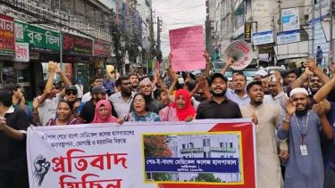 শেবাচিমে ভোগান্তি ও হয়রানির প্রতিবাদে ছাত্র-জনতার প্রতিবাদী মিছিল 