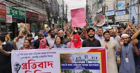শেবাচিমে ভোগান্তি ও হয়রানির প্রতিবাদে ছাত্র-জনতার প্রতিবাদী মিছিল 