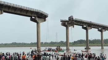 ভারতের গুজরাটে সেতু ভেঙে চারটি যানবাহন নদীতে: ৯ জনের মৃত্যু