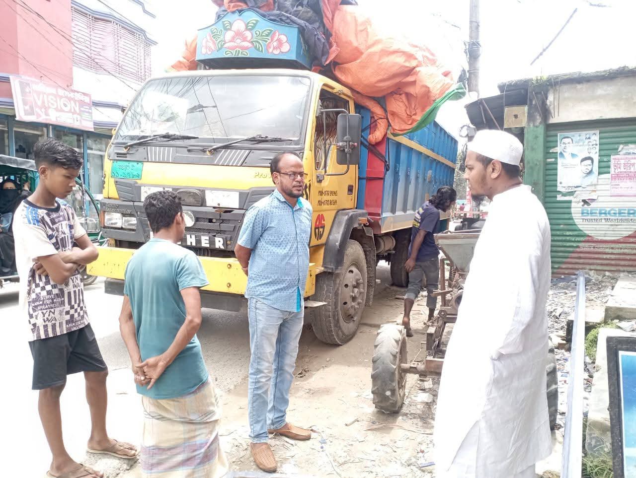 গফরগাঁওয়ে ট্রাফিক জ্যাম নিরসনে মোবাইল কোর্ট, ট্রাকচালককে ৬ হাজার টাকা জরিমানা