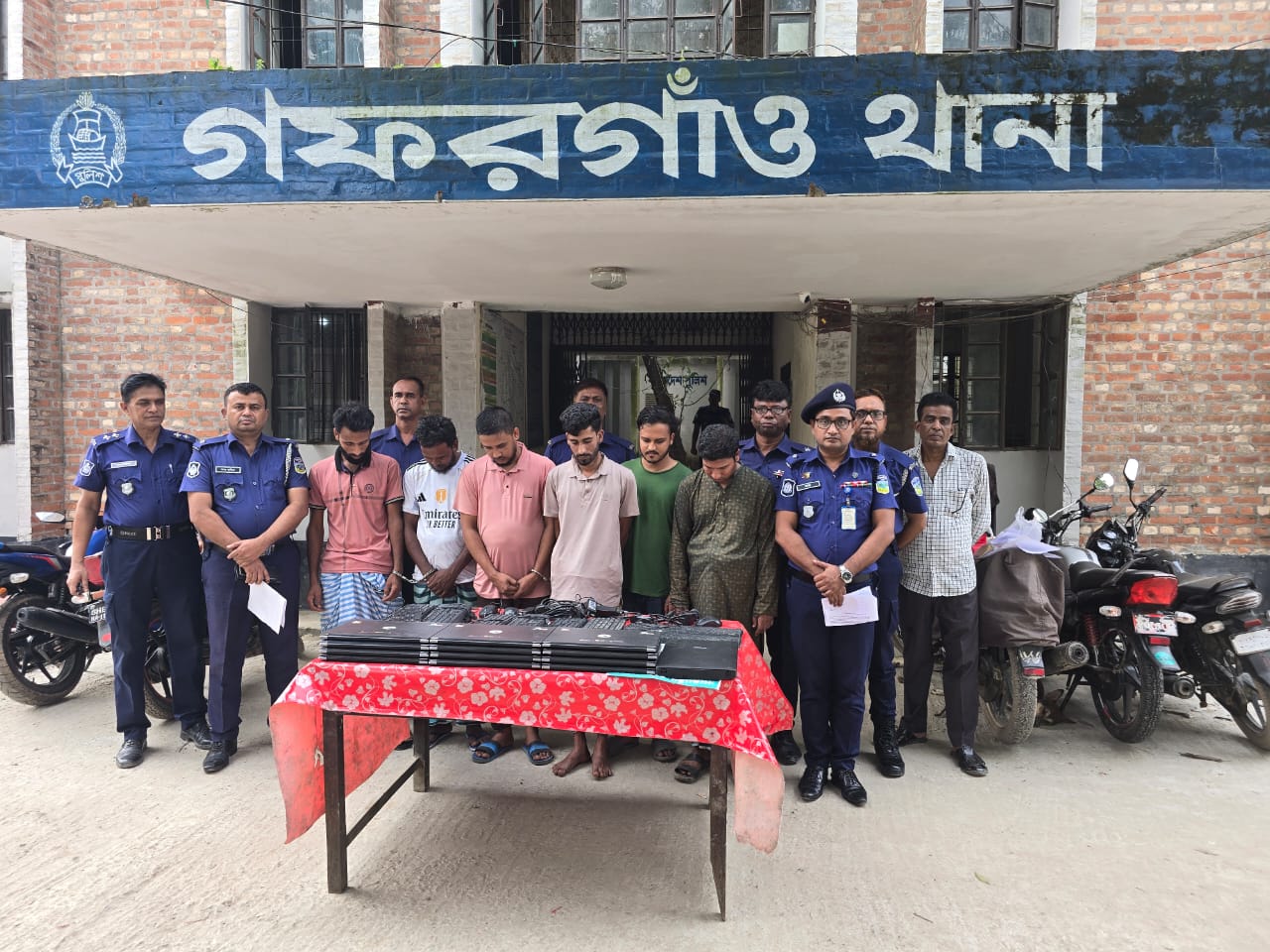 গফরগাঁওয়ে স্কুলের ১৫ ল্যাপটপ চুরি, আন্তজেলা চোরচক্রের পাঁচ সদস্য গ্রেপ্তার