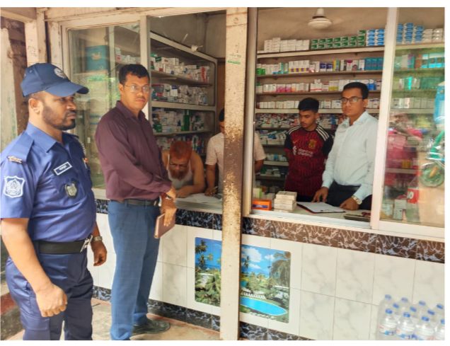 ঈশ্বরগঞ্জে মেয়াদোত্তীর্ণ ও স্যাম্পল ওষুধ বিক্রি করায় ৩ ফার্মেসিকে জরিমানা 