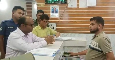 বাকেরগঞ্জে চিকিৎসক, নার্স ছাড়াই চলছিল ক্লিনিক, অভিযানে তিন প্রতিষ্ঠানকে ২ লাখ টাকা জরিমানা! 