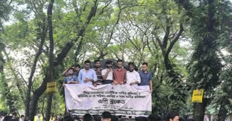 বাকৃবি শিক্ষার্থীদের অবরোধ তিন দফা দাবিতে ময়মনসিংহ – ঢাকার রেলপথ 