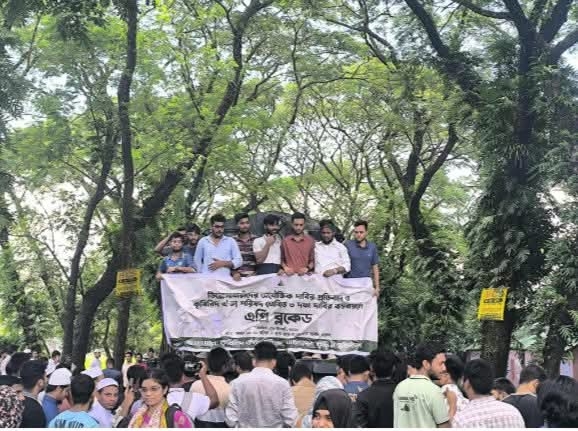 বাকৃবি শিক্ষার্থীদের অবরোধ তিন দফা দাবিতে ময়মনসিংহ – ঢাকার রেলপথ