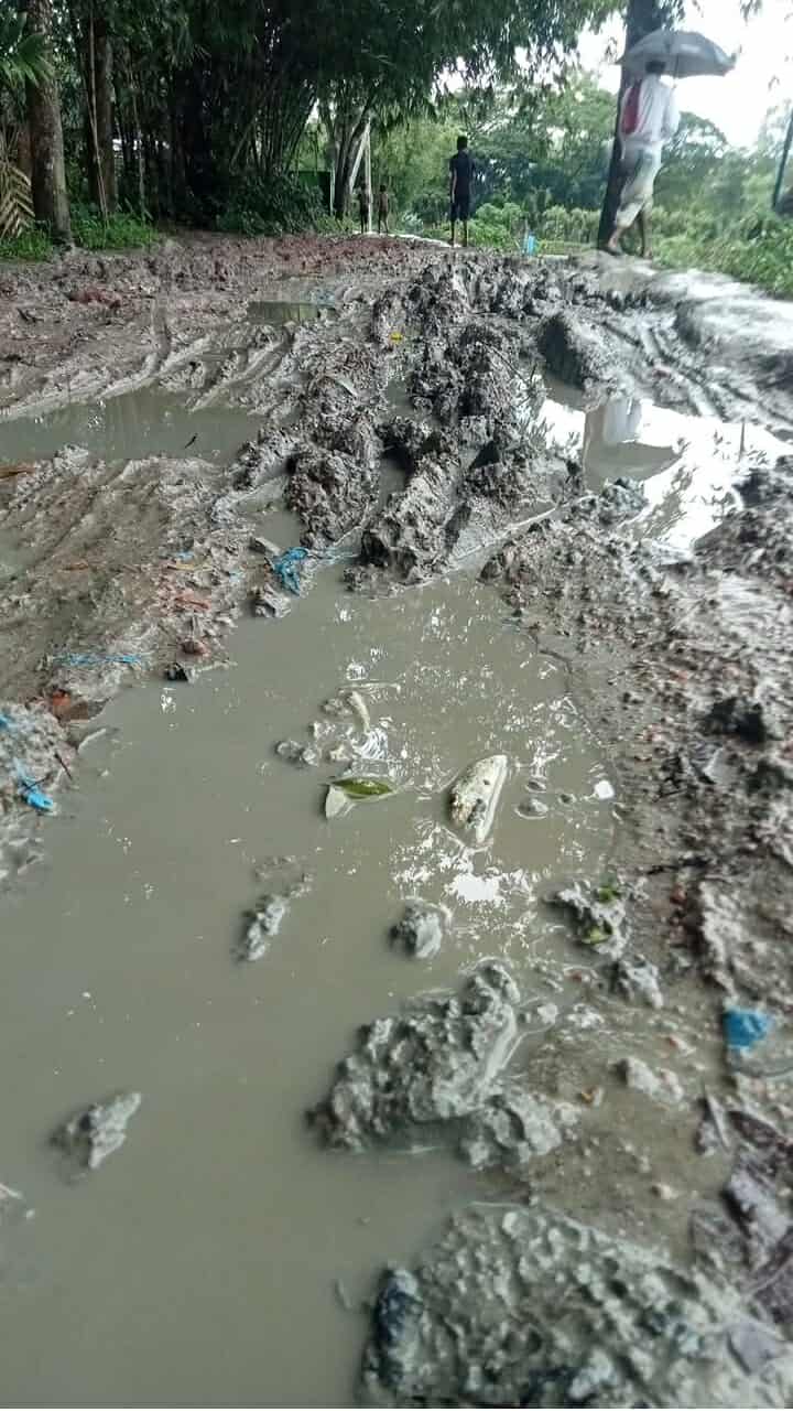 নান্দাইলে বগরি কান্দা জয়রামপুর হরিপুর কাঁচা রাস্তা 30 বছরেও লাগেনি উন্নয়নের ছোঁয়া।জনদুর্ভোগ চরমে ।