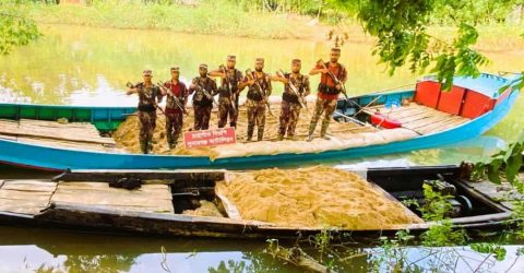 কলাগাঁও সীমান্তছড়ায় খনিজ বালিবোঝাই দুই ট্রলার জব্দ