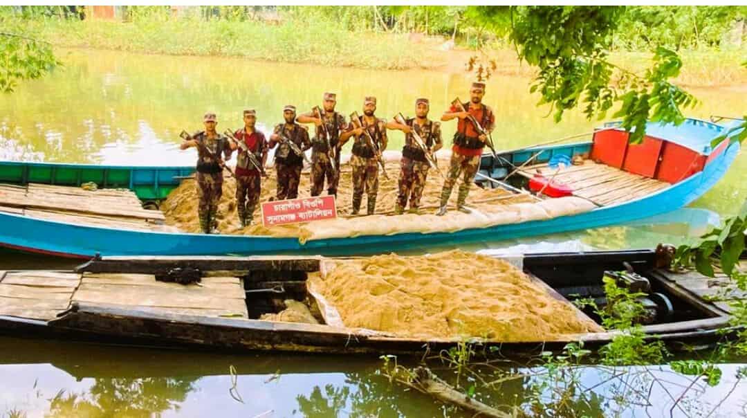 কলাগাঁও সীমান্তছড়ায় খনিজ বালিবোঝাই দুই ট্রলার জব্দ