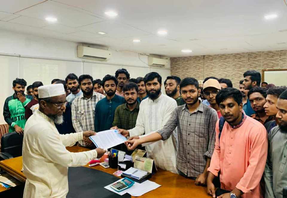 বরিশালে ১৩ দফা দাবিতে মাঠে নামলো বিএম কলেজ ছাত্রশিবির