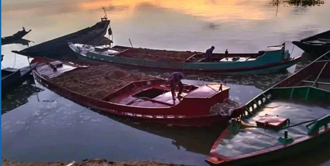 জাদুকাটা নদীর পাড় কেটে খনিজ বালি চুরি, নৌপুলিশের অভিযানে ৫ ট্রলার জব্দ
