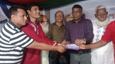 গফরগাঁওয়ে বিএনপি নেতা ডা. রানার বিভিন্ন পূজা মন্ডপ পরিদর্শন ও অর্থ সহায়তা প্রদান