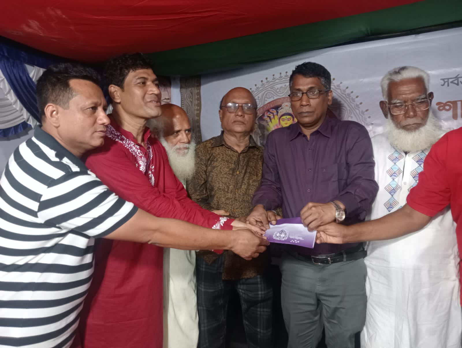 গফরগাঁওয়ে বিএনপি নেতা ডা. রানার বিভিন্ন পূজা মন্ডপ পরিদর্শন ও অর্থ সহায়তা প্রদান