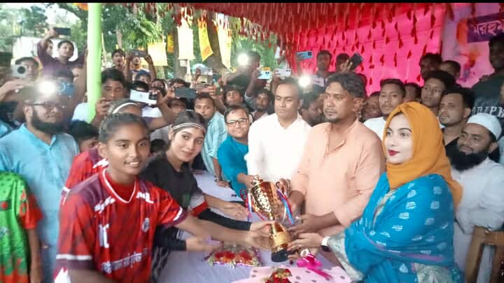 আব্দুল জলিল শিক্ষা ফাউন্ডেশনের উদ্যোগে নারী প্রীতি ফুটবল ম্যাচ অনুষ্ঠিত