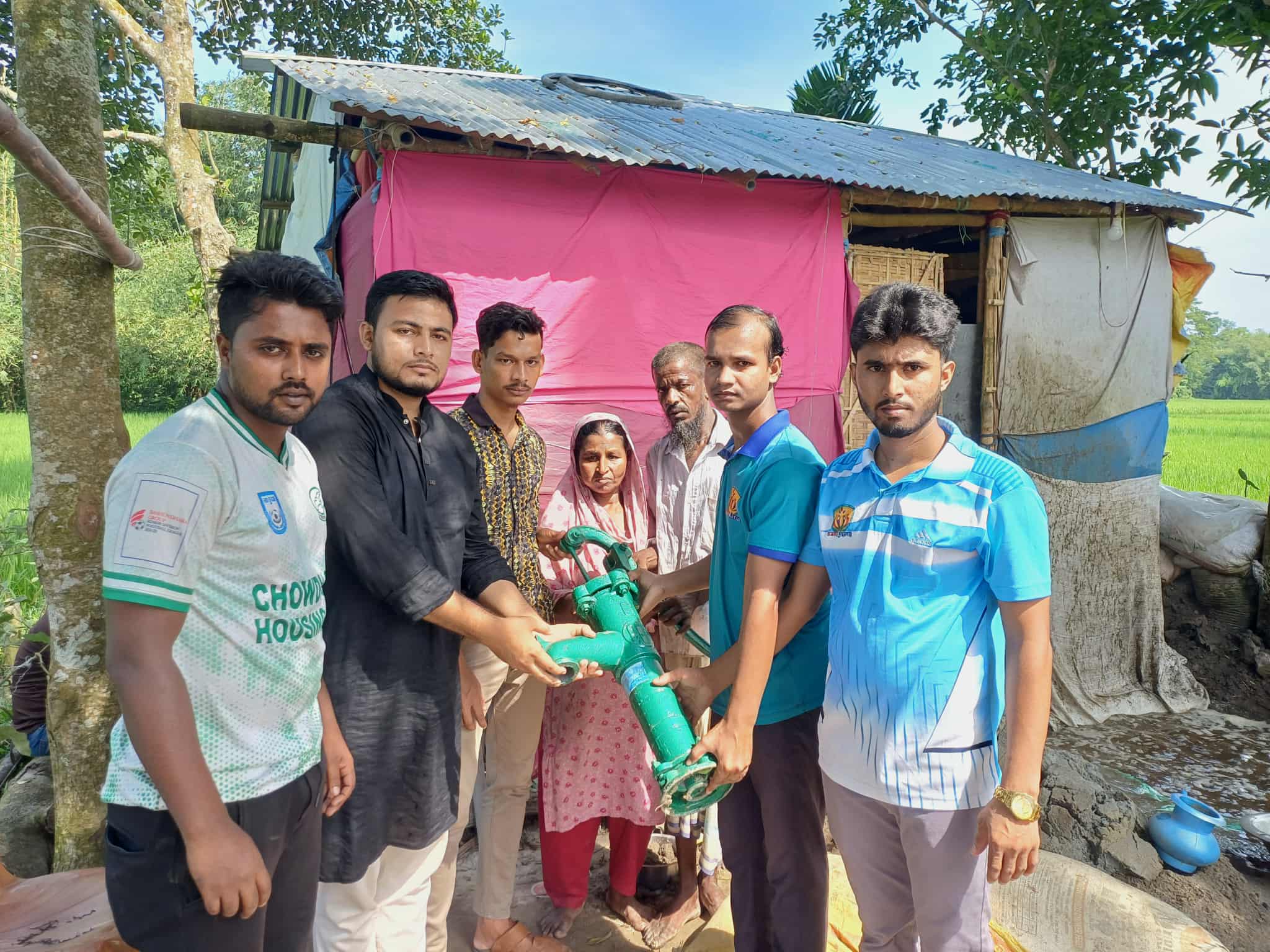 কাশেম-আলপনা দম্পতিকে সুপেয় পানির ব্যবস্থা করে দিল জনতার ঈশ্বরগঞ্জ
