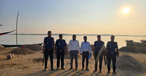 জাদুকাটা নদী তীরবর্তী ফেরিঘাট এলাকায় অবৈধ পাথর উত্তোলনের বিরুদ্ধে অভিযান: বিপুল পরিমাণ পাথর জব্দ