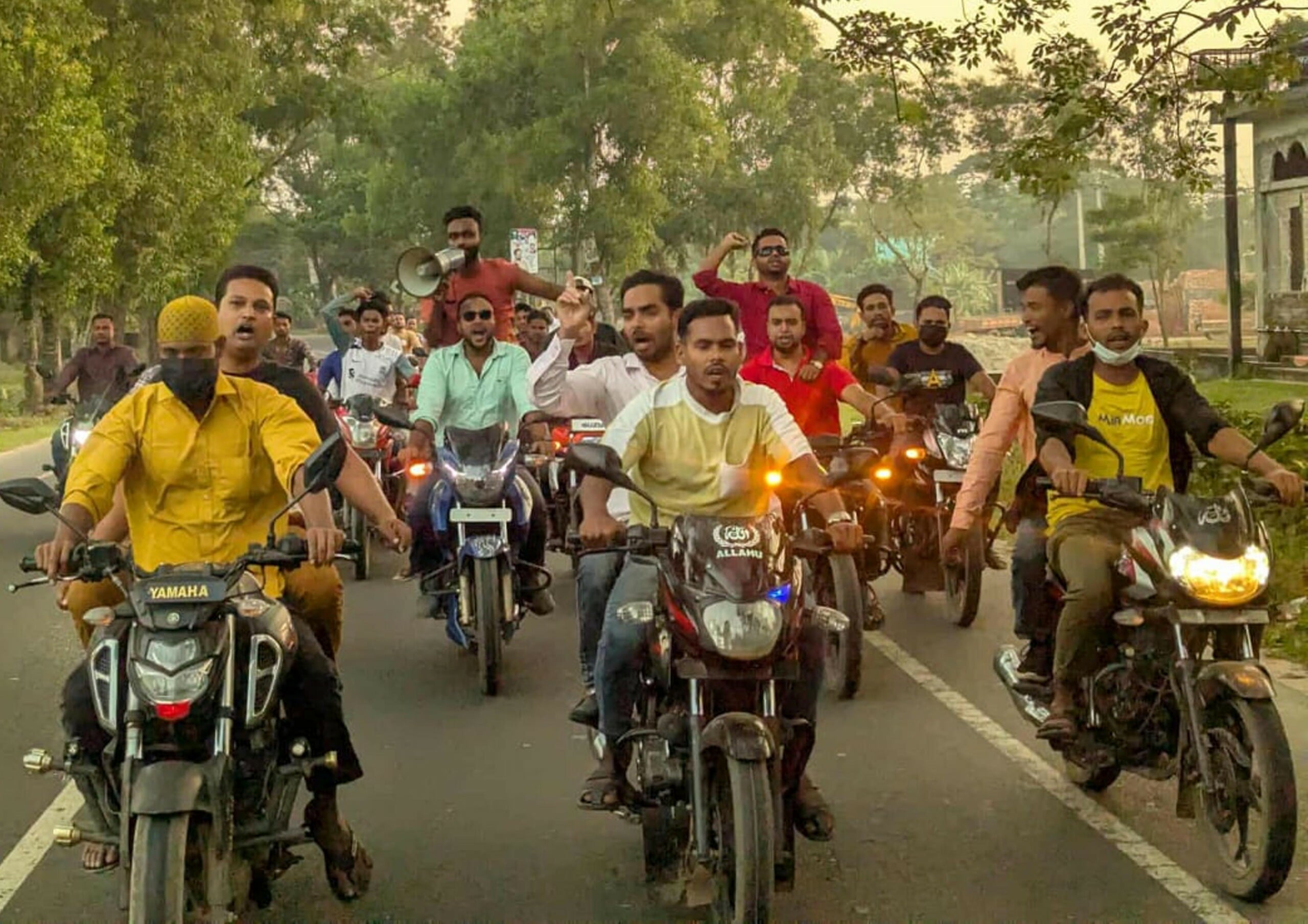 আ’লীগের ‘ঢাকা লকডাউন’ কর্মসূচির নিন্দা জানিয়ে ঈশ্বরগঞ্জে নবীন দলের প্রতিবাদ মিছিল