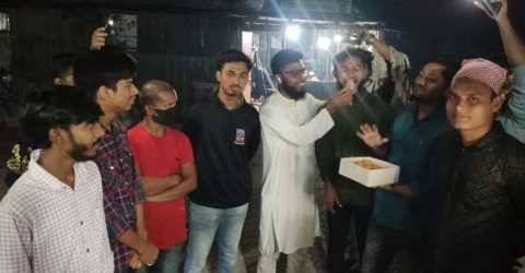 হাসিনার ফাঁসির রায়ে ঈশ্বরগঞ্জে বৈষম্যবিরোধী ছাত্র আন্দোলনের উল্লাস মিষ্টি বিতরণ