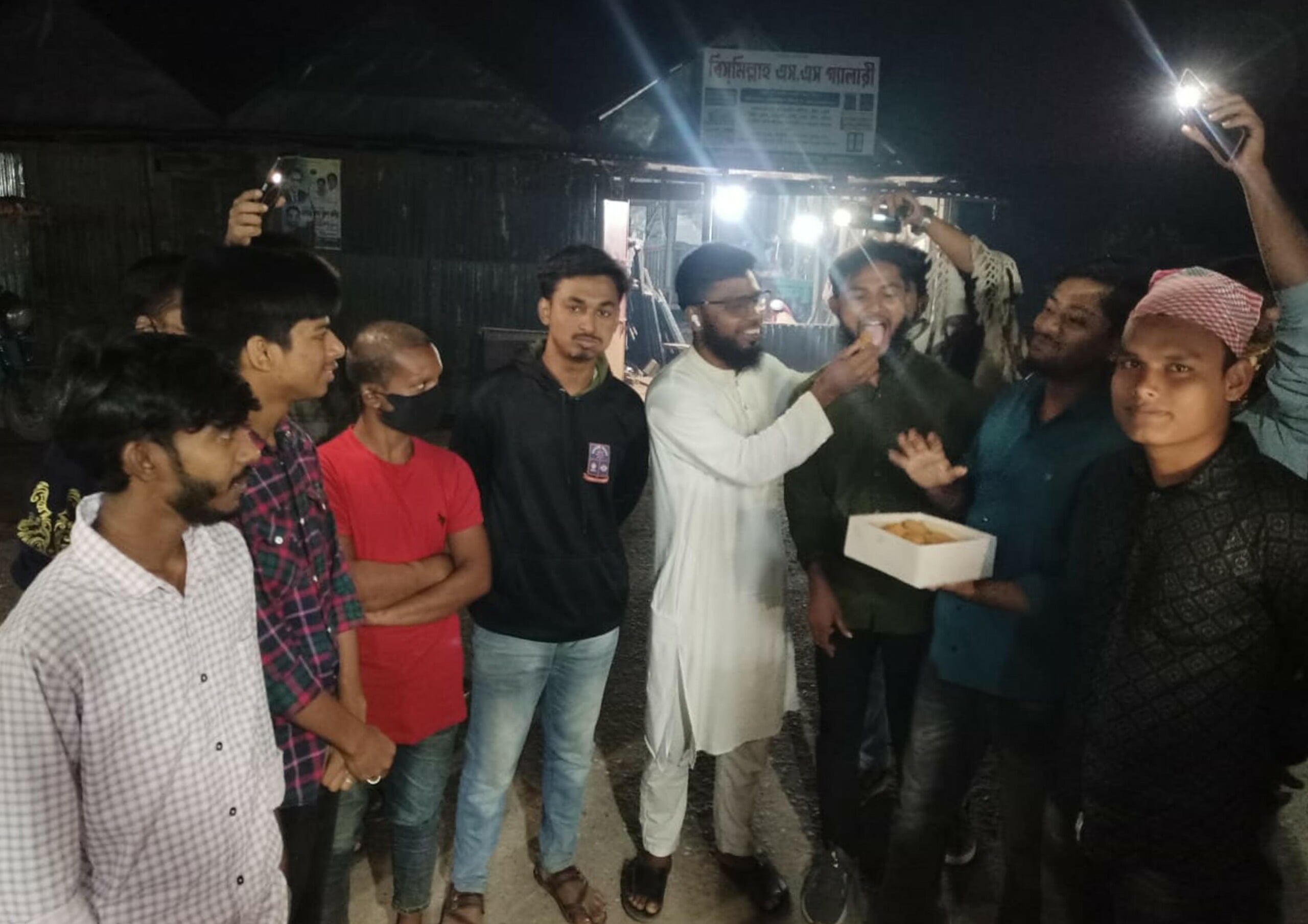 হাসিনার ফাঁসির রায়ে ঈশ্বরগঞ্জে বৈষম্যবিরোধী ছাত্র আন্দোলনের উল্লাস মিষ্টি বিতরণ