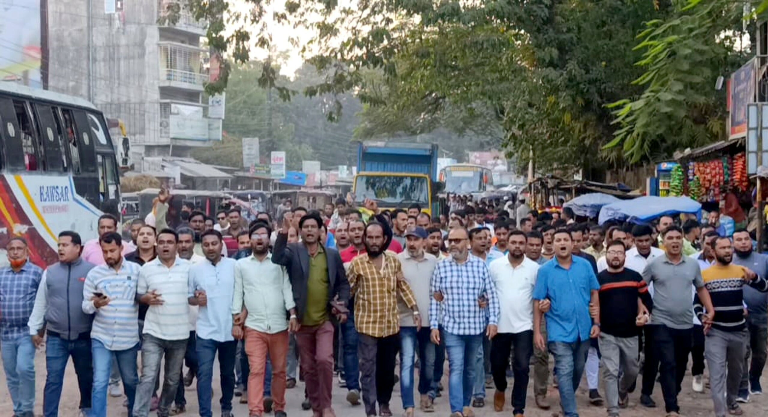 শেখ হাসিনার ফাঁসি ও অবৈধ লকডাউনের বিরুদ্ধে ঈশ্বরগঞ্জে বিএনপির বিক্ষোভ 