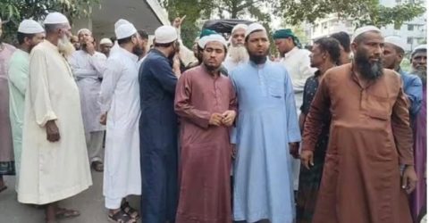 ইসলামী আন্দোলন এর নেতাকে গ্রেফতারের প্রতিবাদে থানা ঘেরাও 