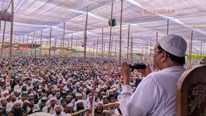 আখেরি মোনাজাতের মধ্য দিয়ে শেষ হলো তিন দিন ব্যাপী ঐতিহাসিক চরমোনাইর মাহফিল।