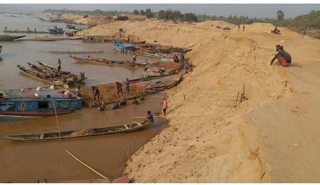 যাদুকাটায় ম্যাজিস্ট্রেটের ওপর হামলায় ৩২৪ জনের নামে মামলা