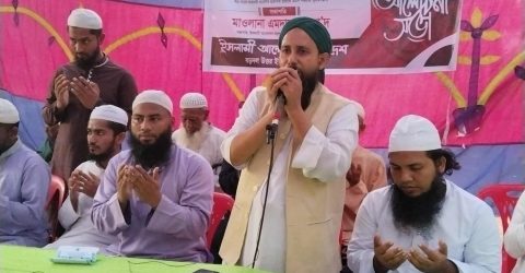 তাহিরপুরে ইসলামী আন্দোলন বাংলাদেশের আলোচনা সভা অনুষ্ঠিত সুনামগঞ্জের তাহিরপুর উপজেলার বড়দল উত্তর ইউনিয়নের বাংলা বাজারে ইসলামী আন্দোলন বাংলাদেশ উত্তর বড়দল ইউনিয়ন শাখার উদ্যোগে এক আলোচনা সভা অনুষ্ঠিত হয়েছে। শুক্রবার (৭ নভেম্বর) বিকেলে অনুষ্ঠিত এ সভায় প্রধান অতিথি হিসেবে উপস্থিত ছিলেন সুনামগঞ্জ-১ (তাহিরপুর, জামালগঞ্জ, ধর্মপাশা ও মধ্যনগর) আসনে পীর সাহেব চরমোনাই মনোনীত হাতপাখা প্রতীকের এমপি পদপ্রার্থী হাফিজ মাওলানা মুফতি ফখর উদ্দিন। সভায় সভাপতিত্ব করেন ইসলামী আন্দোলন বাংলাদেশ উত্তর বড়দল ইউনিয়ন শাখার সভাপতি মাওলানা এমদাদুল্লাহ সা’দ এবং সঞ্চালনা করেন সাধারণ সম্পাদক মাসরুর আহমেদ আল-আমিন, বিশেষ অতিথি হিসেবে বক্তব্য রাখেন তাহিরপুর উপজেলা ইসলামী আন্দোলনের সভাপতি নুরউদ্দিন, সহ-সভাপতি মাওলানা সালমান আহমদ সুজন, তাহিরপুর উপজেলা ছাত্র আন্দোলনের সভাপতি জুনাইদ আহমেদ, দপ্তর সম্পাদক কে এম মামুনুর রশিদ ও ছাত্র নেতা মাজহারুল ইসলাম প্রমুখ। বক্তারা বলেন, ৫ই আগস্টের পরও দেশে চাঁদাবাজি, টেন্ডারবাজি ও দুর্নীতি চলছে। আমরা এই অন্যায়ের পরিবর্তন চাই। বর্তমান রাজনীতি মানেই যেন চাঁদাবাজি আর দুর্নীতির প্রতিযোগিতা—এর অবসান ঘটাতেই ইসলামী আন্দোলন বাংলাদেশ কাজ করছে। তারা আরও বলেন, অন্তর্বর্তীকালীন সরকার দেশের প্রত্যাশা পূরণে ব্যর্থ হয়েছে। প্রধান অতিথি হাফিজ মাওলানা মুফতি ফখর উদ্দিন বলেন, আগে গ্রামে-গঞ্জে ডাকাত ছিল, এখন কলম দিয়ে ডাকাতি হয়। স্বাধীনতার পর থেকে আমরা এ দৃশ্য দেখে আসছি। যারা দিনে এক কথা আর রাতে আরেক কথা বলে, তাদের জনগণ চেনে। তিনি মিয়ারচর ফেরিঘাটের ভোগান্তির প্রসঙ্গ তুলে প্রশাসনের প্রতি আহ্বান জানান—জরুরিভিত্তিতে এই ঘাটে দুটি নৌকা সংযোজন করা প্রয়োজন। তিনি আরও বলেন, বাংলাদেশ সরকারের বাজেটের টাকা যদি সঠিকভাবে কাজে লাগানো হতো, তাহলে আজকের বাংলাদেশে দারিদ্র্য থাকত না। ইসলামী আন্দোলন বাংলাদেশ সরকার গঠন করতে পারলে শতভাগ বাজেট জনকল্যাণে ব্যয় হবে। শিক্ষা, স্বাস্থ্য, যোগাযোগ ব্যবস্থা ও হাওর অঞ্চলের মানুষের পক্ষে কাজ করাই হবে আমাদের অঙ্গীকার।