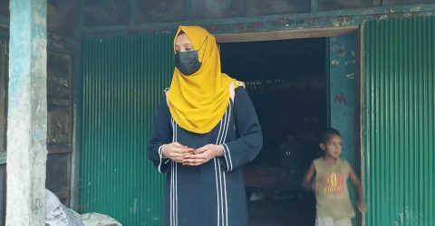 কুয়েত থেকে ফেরত নারী নান্দাইলে প্রবাসী স্বামীর বাড়িতে স্ত্রীর স্বীকৃতি পেতে অনশন। 