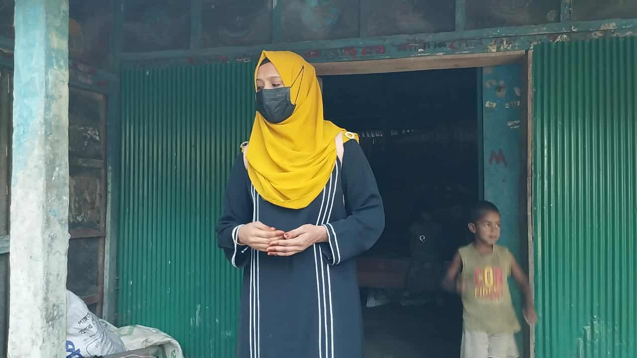 কুয়েত থেকে ফেরত নারী নান্দাইলে প্রবাসী স্বামীর বাড়িতে স্ত্রীর স্বীকৃতি পেতে অনশন। 