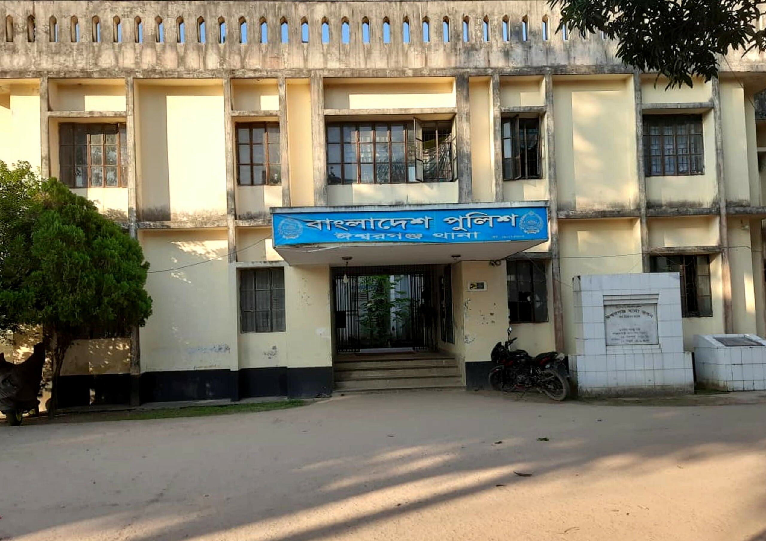 ঈশ্বরগঞ্জে আ’লীগ নেতাসহ গ্রেফতার ৮   