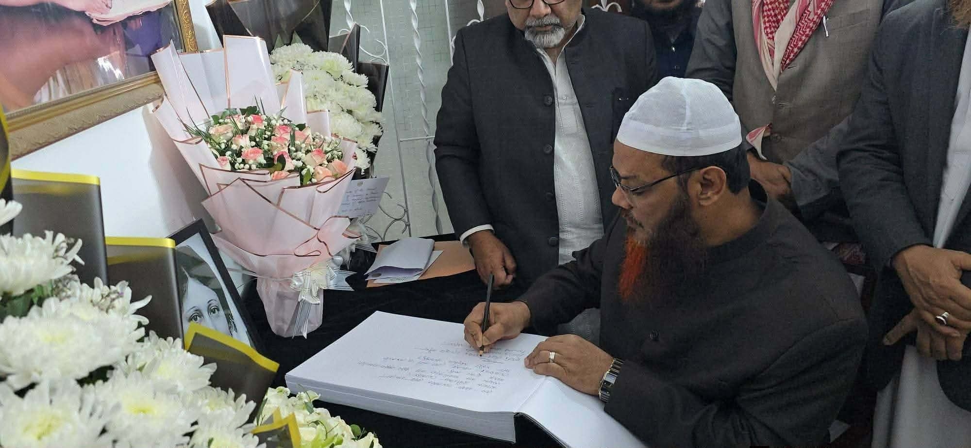 খালেদা জিয়ার মৃত্যুতে আনুষ্ঠানিক শোক জানালেন শায়েখে চরমোনাই। 