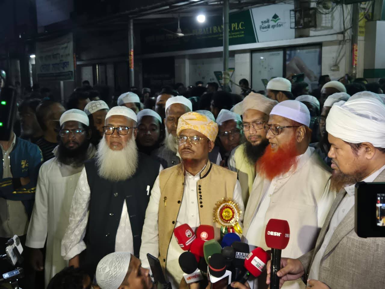 ওসমান হাদিকে দেখতে হাসপাতালে ইসলামী আন্দোলন বাংলাদেশ-এর নেতৃবৃন্দ।