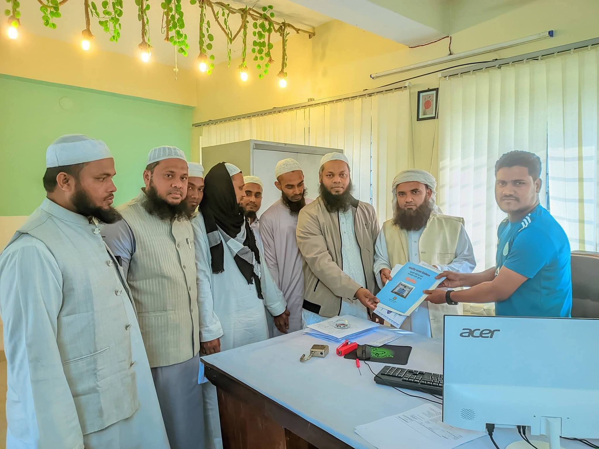 চট্টগ্রাম-১৬ আসনে হাতপাখার মনোনয়ন ফরম নিলেন রুহুল্লাহ তালুকদার 